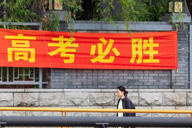 亲病重身亡男孩将其遗体火化后奔赴考场AG真人娱乐2021年高考前2天父(图2)