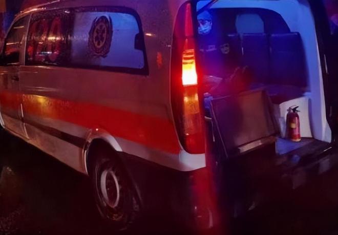 亲病重身亡男孩将其遗体火化后奔赴考场AG真人娱乐2021年高考前2天父(图3)