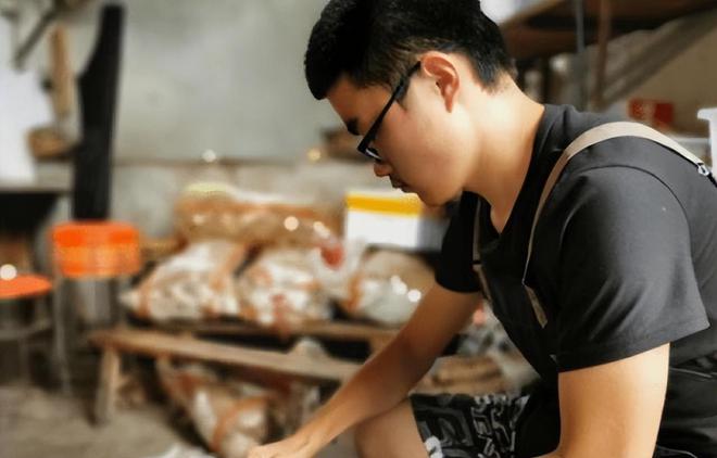 亲病重身亡男孩将其遗体火化后奔赴考场AG真人娱乐2021年高考前2天父(图5)