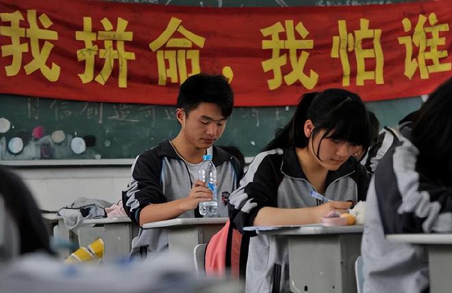 亲病重身亡男孩将其遗体火化后奔赴考场AG真人娱乐2021年高考前2天父(图12)