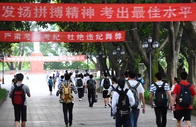 亲病重身亡男孩将其遗体火化后奔赴考场AG真人娱乐2021年高考前2天父(图13)