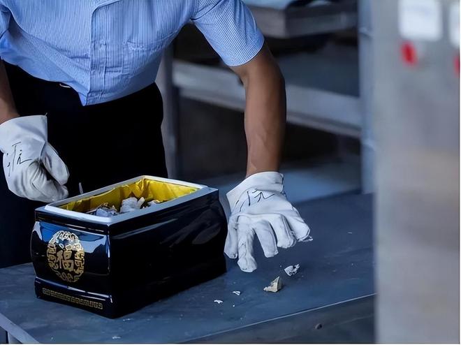 亲病重身亡男孩将其遗体火化后奔赴考场AG真人娱乐2021年高考前2天父(图14)