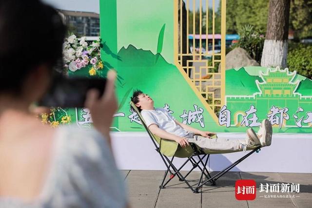 游客沉浸式互动 解锁新玩法AG真人app五一趣游都江堰(图3)