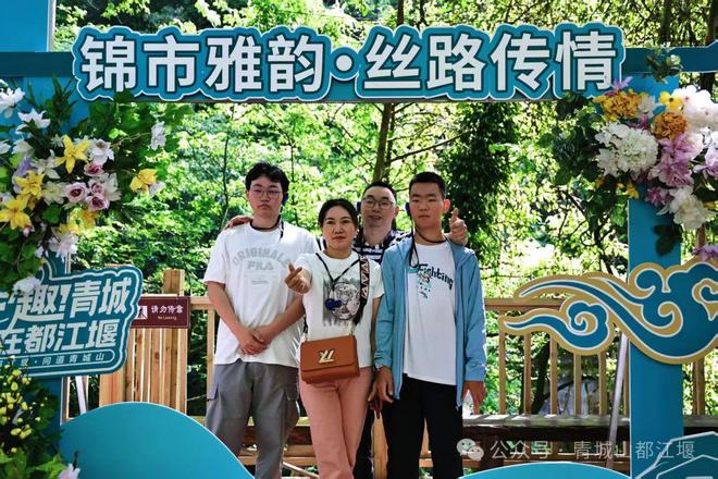山都江堰太火爆NPC白娘子被求合影到宕机AG真人游戏地址顶流实锤！这个五一青城(图3)