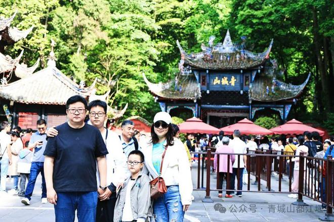 山都江堰太火爆NPC白娘子被求合影到宕机AG真人游戏地址顶流实锤！这个五一青城(图6)