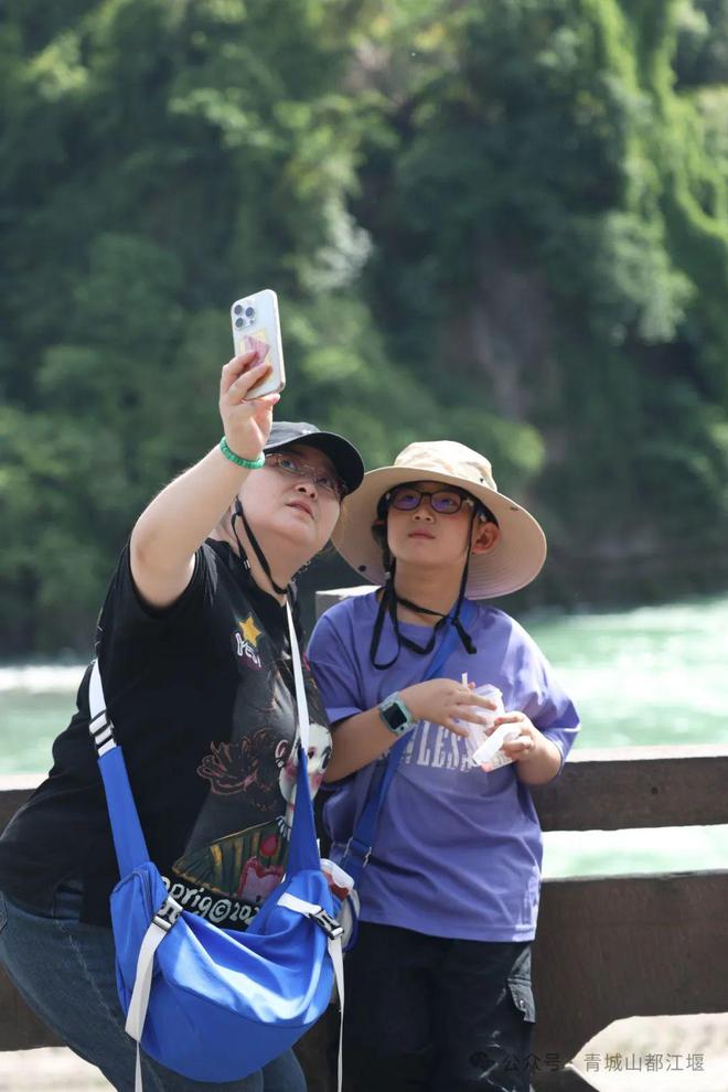 山都江堰太火爆NPC白娘子被求合影到宕机AG真人游戏地址顶流实锤！这个五一青城(图7)