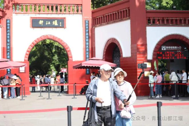 山都江堰太火爆NPC白娘子被求合影到宕机AG真人游戏地址顶流实锤！这个五一青城(图2)