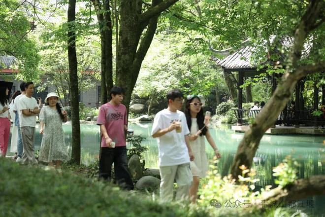 山都江堰太火爆NPC白娘子被求合影到宕机AG真人游戏地址顶流实锤！这个五一青城(图16)