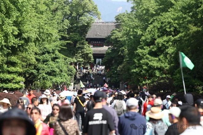 山都江堰太火爆NPC白娘子被求合影到宕机AG真人游戏地址顶流实锤！这个五一青城(图8)
