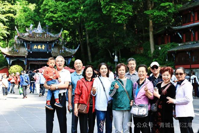 山都江堰太火爆NPC白娘子被求合影到宕机AG真人游戏地址顶流实锤！这个五一青城(图10)