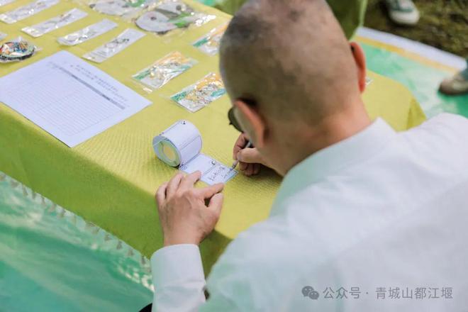 山都江堰太火爆NPC白娘子被求合影到宕机AG真人游戏地址顶流实锤！这个五一青城(图14)