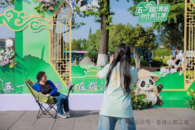 山都江堰太火爆NPC白娘子被求合影到宕机AG真人游戏地址顶流实锤！这个五一青城(图24)