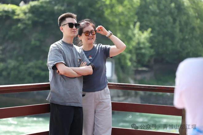 山都江堰太火爆NPC白娘子被求合影到宕机AG真人游戏地址顶流实锤！这个五一青城(图17)