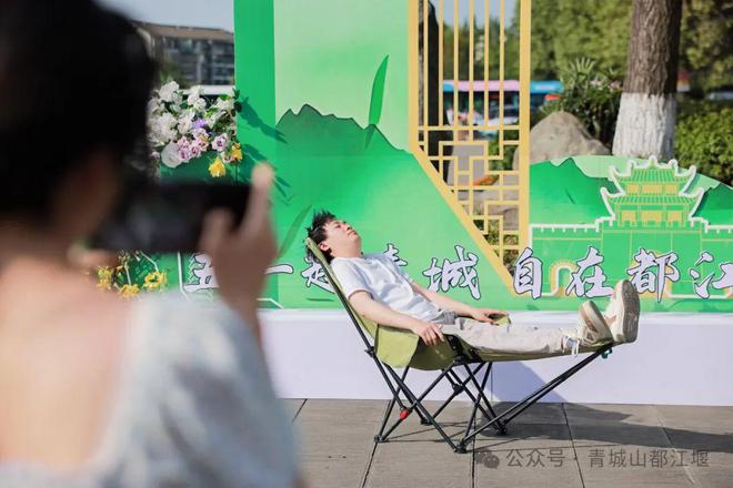 山都江堰太火爆NPC白娘子被求合影到宕机AG真人游戏地址顶流实锤！这个五一青城(图25)