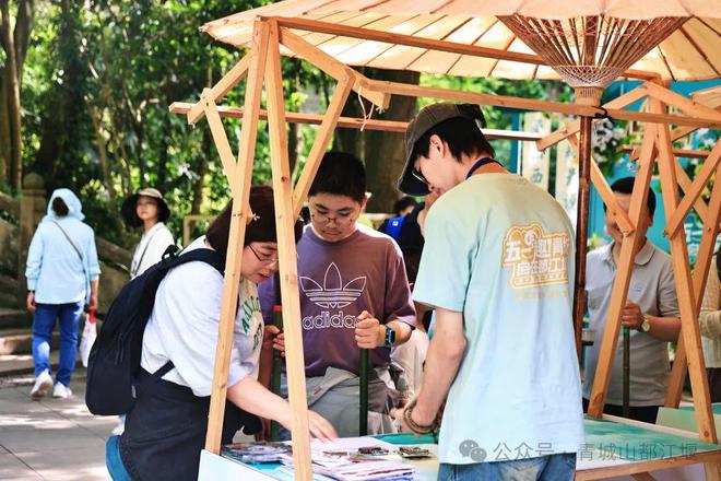 山都江堰太火爆NPC白娘子被求合影到宕机AG真人游戏地址顶流实锤！这个五一青城(图20)