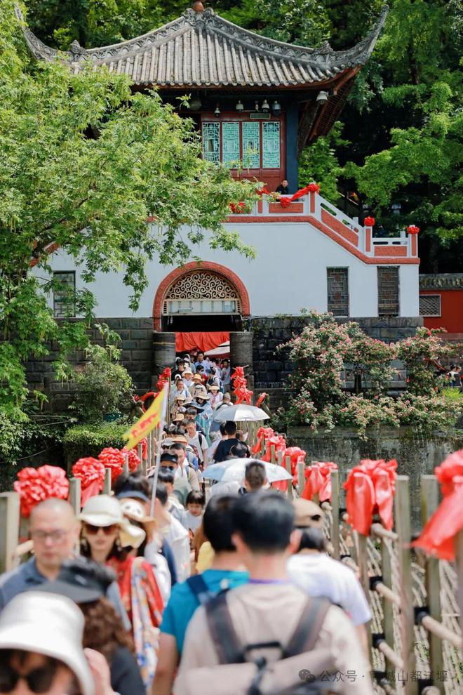 山都江堰太火爆NPC白娘子被求合影到宕机AG真人游戏地址顶流实锤！这个五一青城(图18)