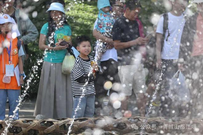 山都江堰太火爆NPC白娘子被求合影到宕机AG真人游戏地址顶流实锤！这个五一青城(图22)
